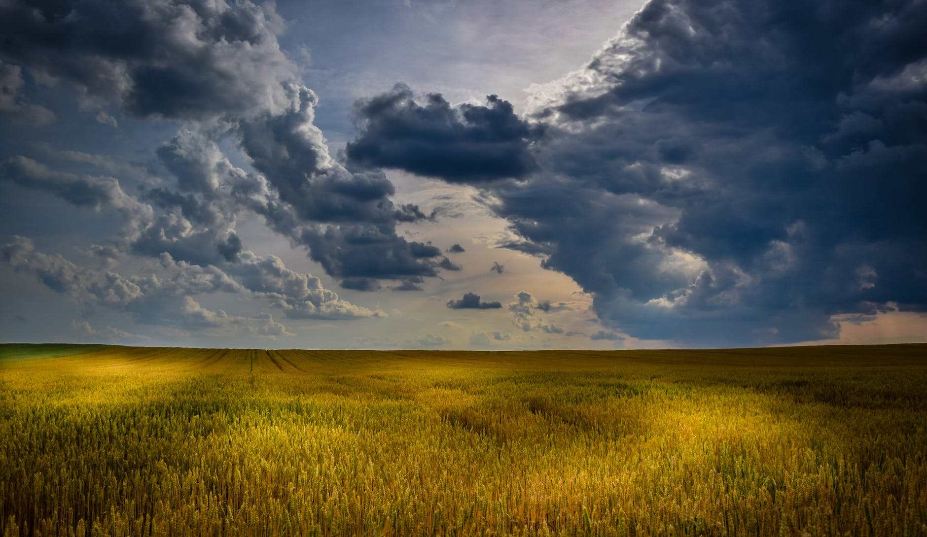Sous les nuages errants…